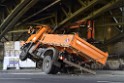 LKW blieb unter Bruecke haengen Koeln Deutz Deutz Muelheimerstr P075